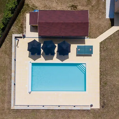 Luxury 3 Bed With Heated Swimming Pool Air Con And Boules Pitch *